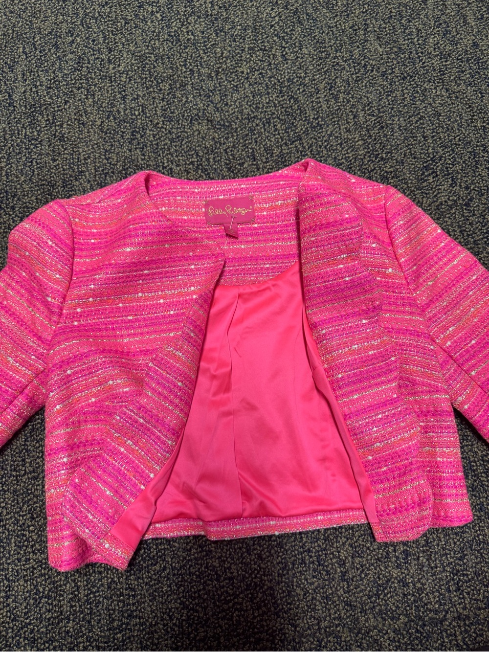 New WITHOUT TAGS Lilly Pulitzer Wonda Pink Metallic Boucle
Cropped Scalloped - Picture 6 of 9